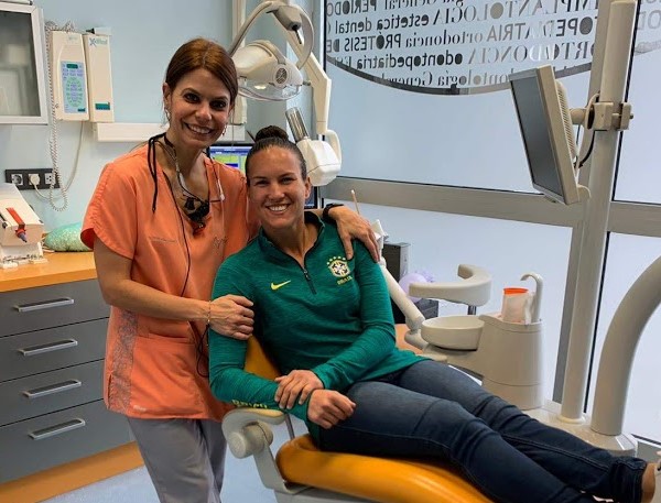 Aline Reis, mejor portera del mundo, elige CEOSC para cuidar de su salud dental